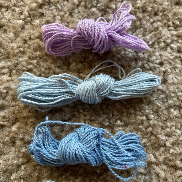 Lot of Embroidery Thread - Picture 6 of 6